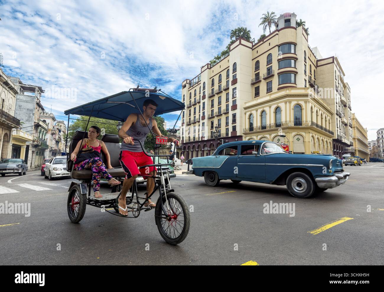 Oldtimer in strada, risciò in bicicletta, taxi umano sull'incrocio di strada all'Hotel Telegrafo, la Habana, l'Avana, Cuba, Cuba, Europa, antenna vi Foto Stock