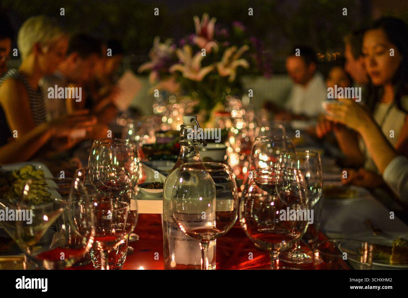 Un gruppo di commensali gusta un pasto all'aperto durante una cena di festa in cucina privata a Hong Kong. Foto Stock