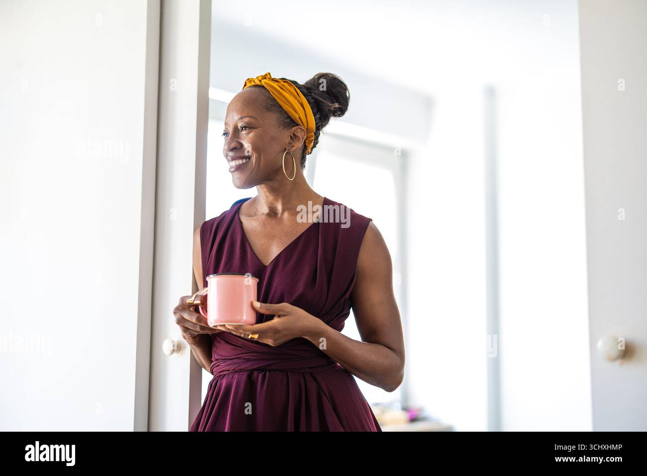 Ritratto di una donna d'affari sorridente che tiene una tazza di caffè in ufficio Foto Stock
