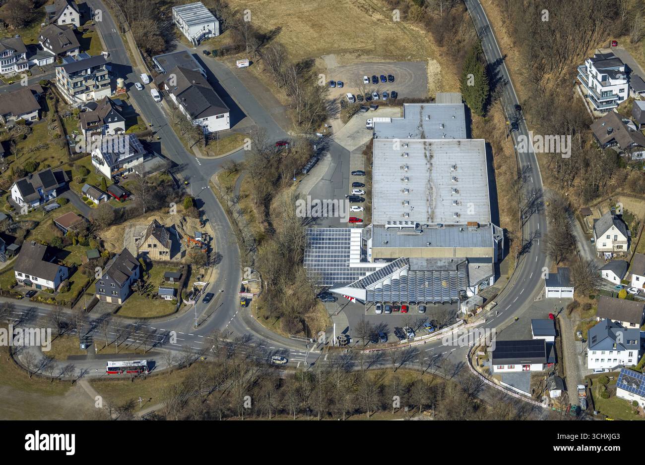 Vista aerea, centro commerciale con supermercato HIT, Wenden, Sauerland, Renania settentrionale-Vestfalia, Germania, DE, Europa, vista aerea, fotografia aerea, ae Foto Stock