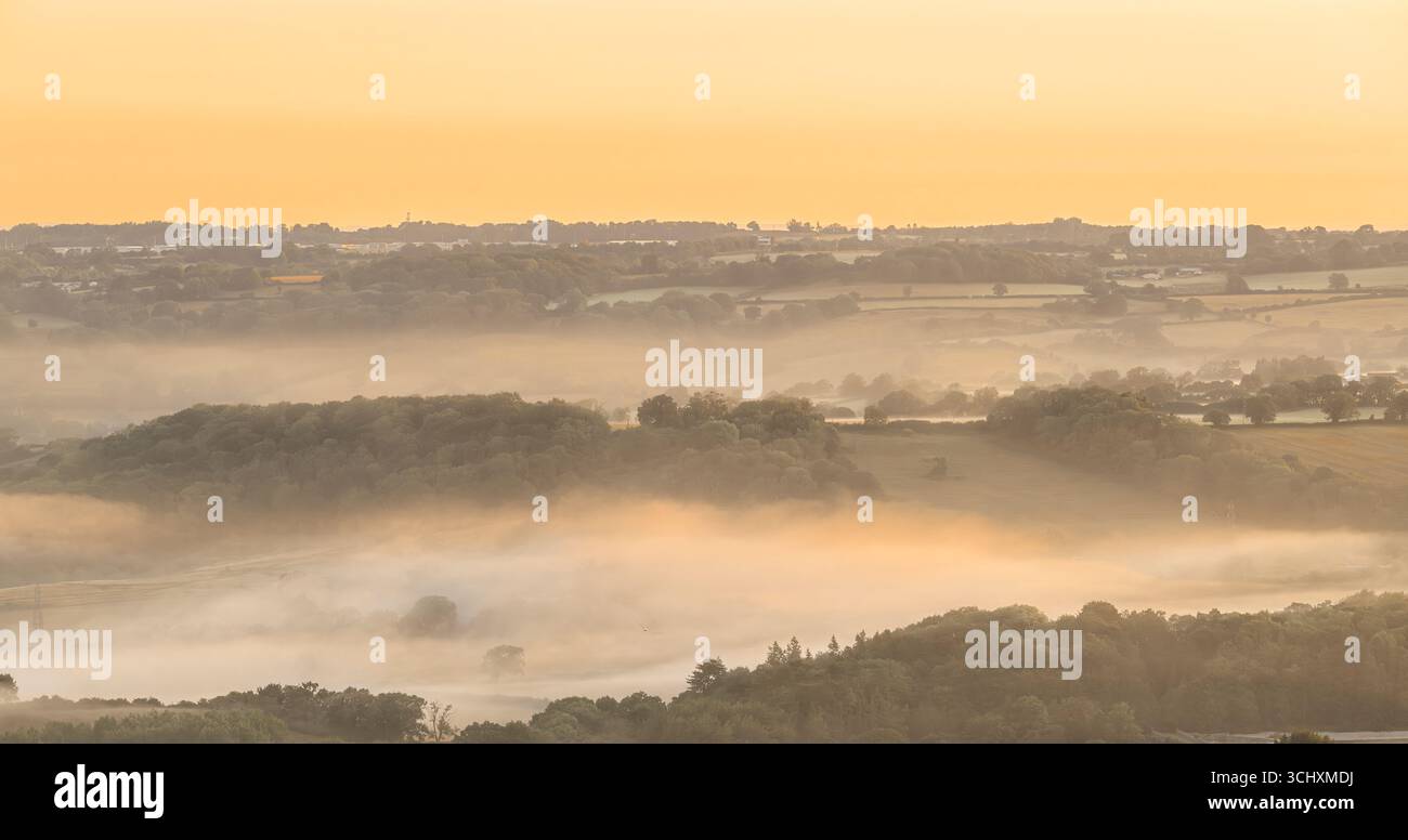 Misty vista mattutina all'alba da Blagdon guardando verso Aldwick, e Butcombe nel Somerset, Regno Unito, che fa parte delle colline Mendip Foto Stock