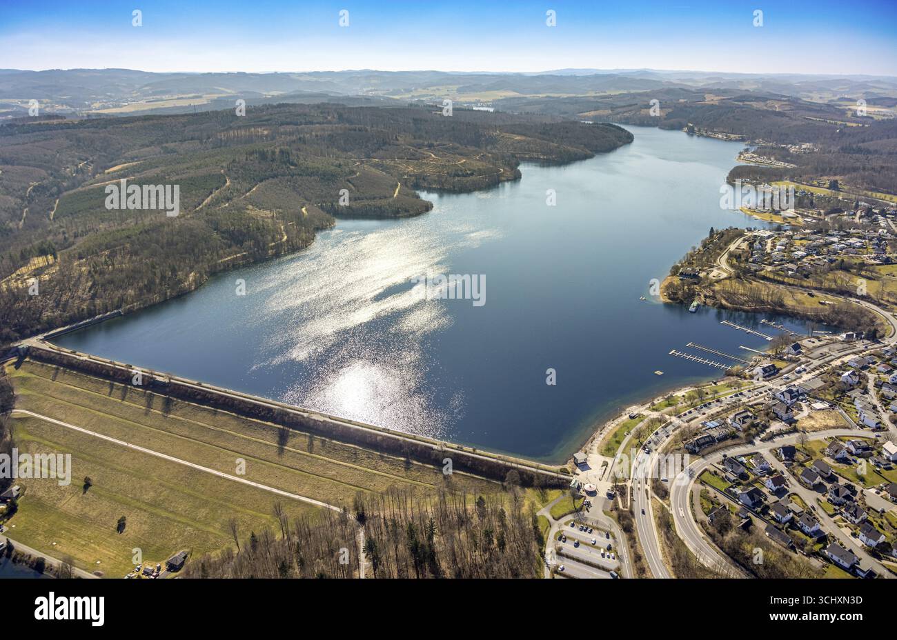 Vista aerea, lago Sorpe con parete diga, foresta collinare, Langscheid, Sundern, Sauerland, Renania settentrionale-Vestfalia, Germania, DE, Europa, aeria Foto Stock
