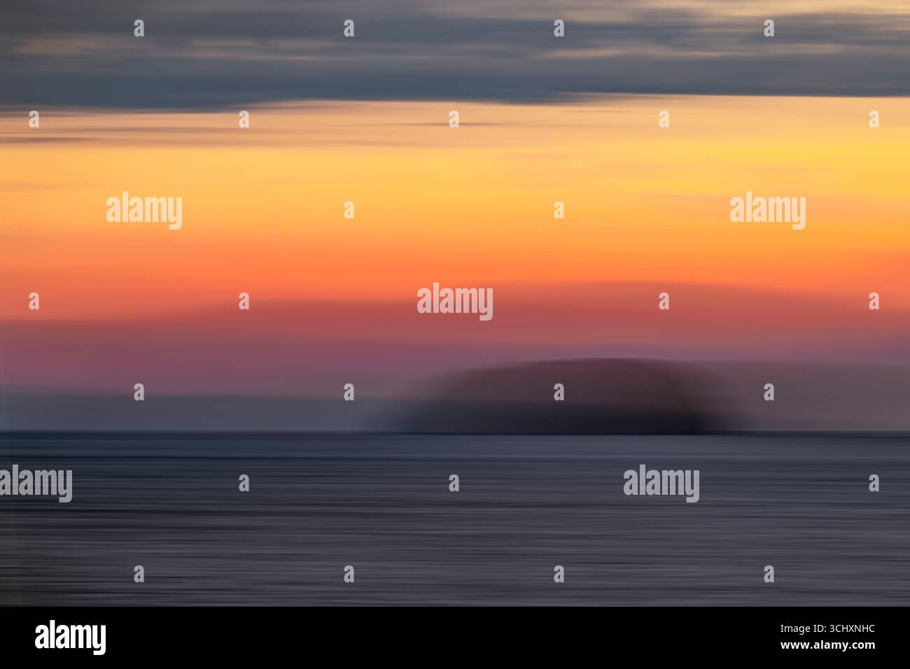 Ripida isola di Holm al tramonto, nel canale di Bristol, Inghilterra, Regno Unito, ripresa con movimento intenzionale della fotocamera Foto Stock