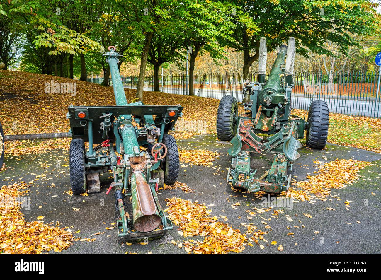 Cannoni da campo, pezzi d'artiglieria esposti all'Aldershot Military Museum, Aldershot, Hampshire, Regno Unito - Wombat Recoilless Rifle 120mm e 5,5 Medium Gun Foto Stock