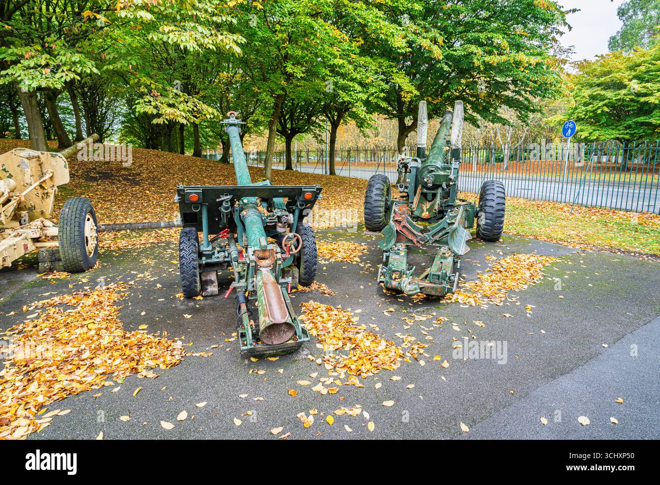Cannoni da campo, pezzi d'artiglieria esposti all'Aldershot Military Museum, Aldershot, Hampshire, Regno Unito - Wombat Recoilless Rifle 120mm e 5,5 Medium Gun Foto Stock