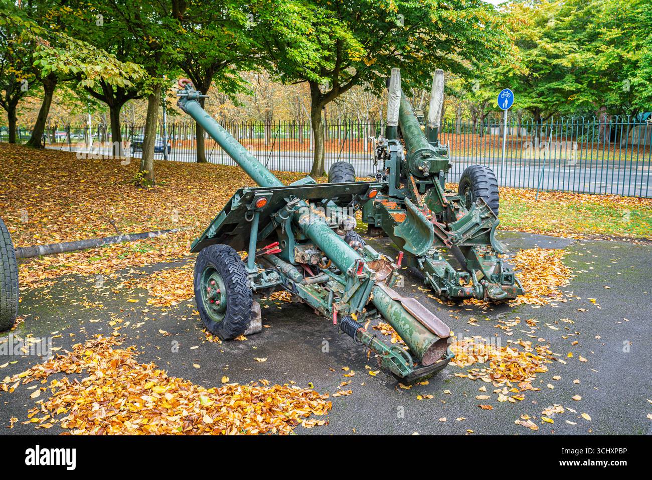 Cannoni da campo, pezzi d'artiglieria esposti all'Aldershot Military Museum, Aldershot, Hampshire, Regno Unito - Wombat Recoilless Rifle 120mm e 5,5 Medium Gun Foto Stock