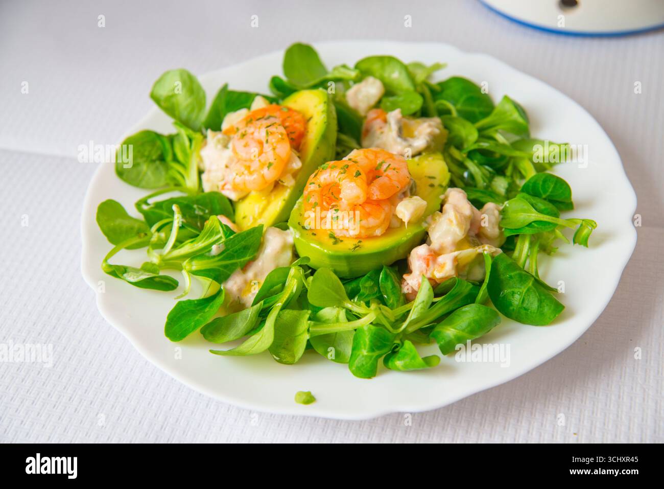 Insalata di avocado, gamberi e crescione. Foto Stock
