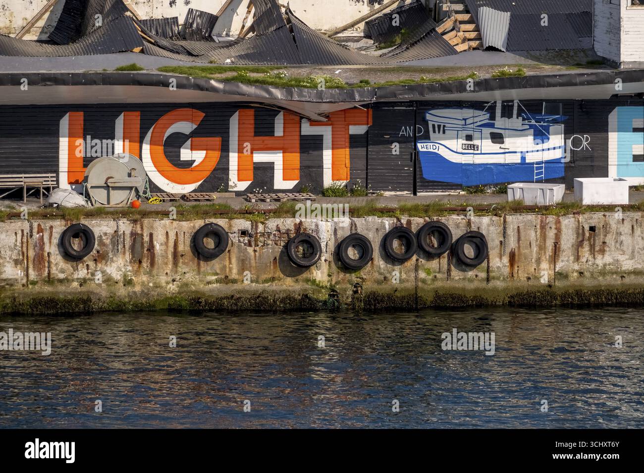 Street Art Eternal Light Eternal Night, nel porto, Vardo, Finnmark, Norvegia, Scandinavia, Europa, viaggi di avventura, turismo, graffiti eterni Foto Stock