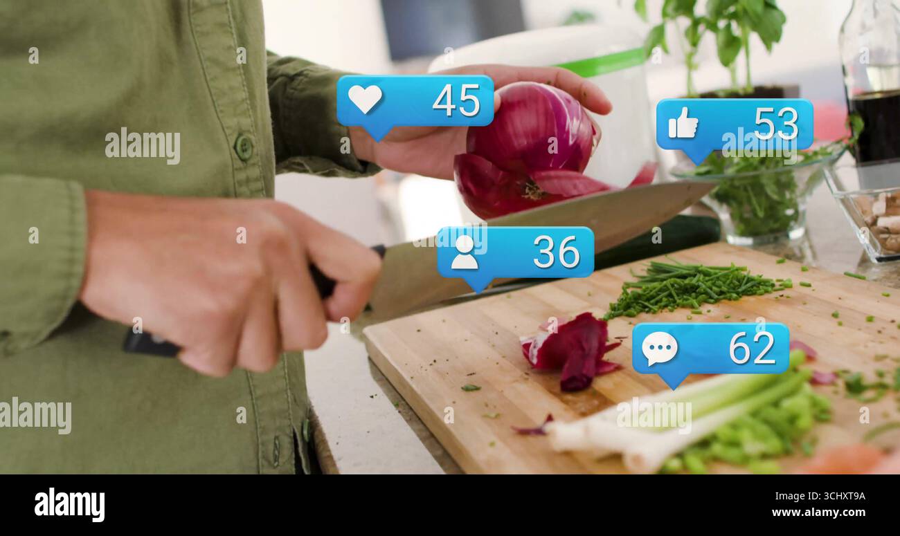 Cuocere a fette in camicia verde tagliando la cipolla rossa sul bancone della cucina, con tagliere, icone sociali Foto Stock