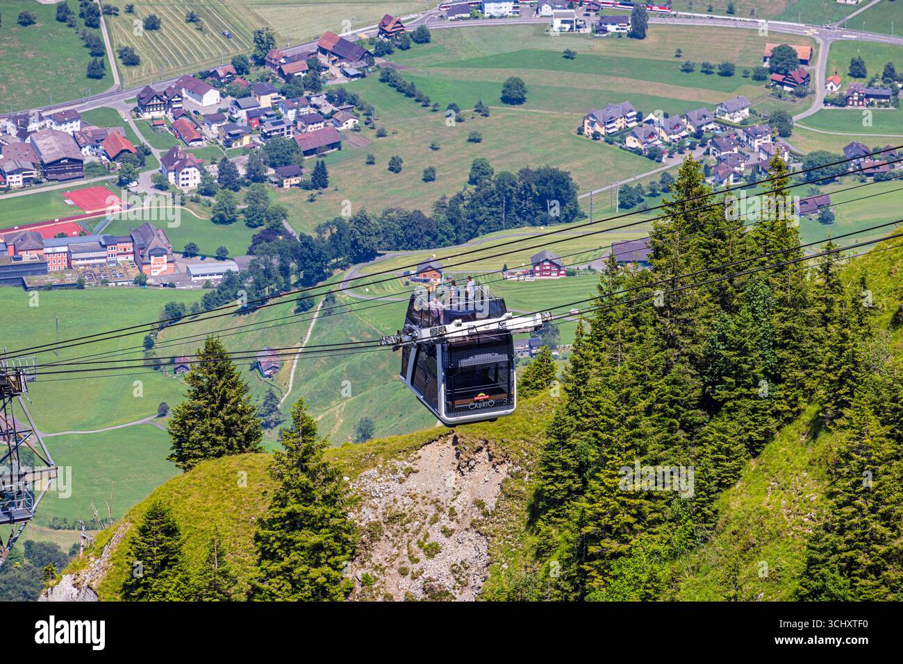 La funivia CabriO a Stanserhorn, una montagna in Svizzera situata nel cantone di Nidvaldo vicino al confine con Obvaldo Foto Stock