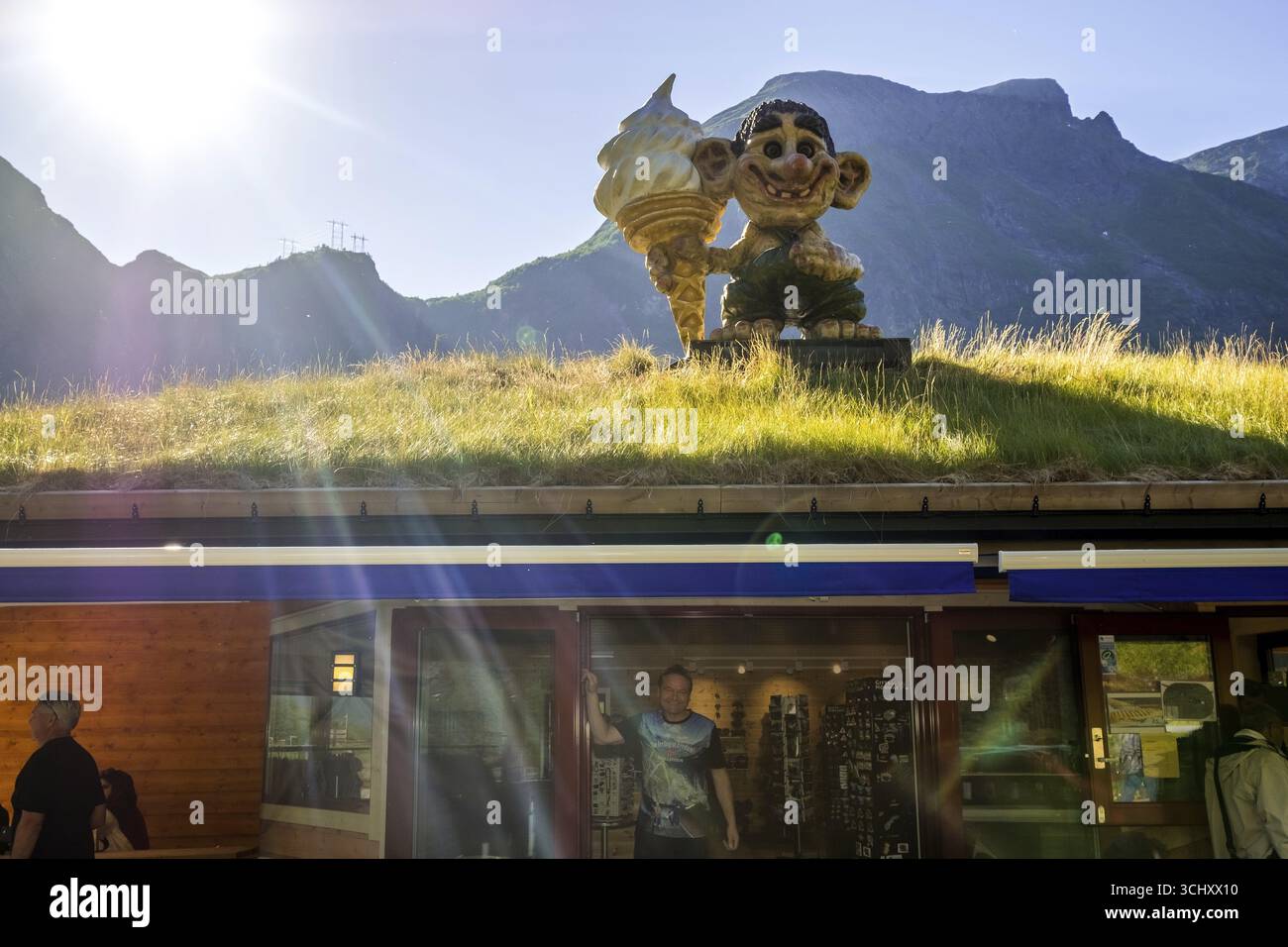 Norwegian Troll, Trollshop, Innfjorden, altro og Romsdal, Norvegia, Scandinavia, Europa, viaggi avventura, tetto verde, spirito di montagna, creatur mitico Foto Stock