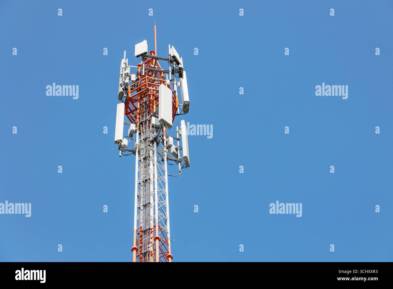Torri di comunicazione sul cielo blu, reti 5G post. Sito della cella di rete. Torre con tecnologia di collegamento dati digitale Omni Direction Foto Stock