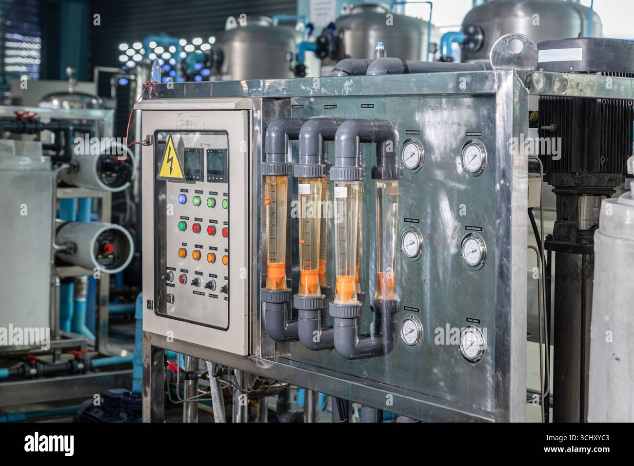Flussometro dell'acqua nell'industria dell'acqua potabile, flussometro LPM manometro per macchine purificatore controllo dei tubi di processo Foto Stock