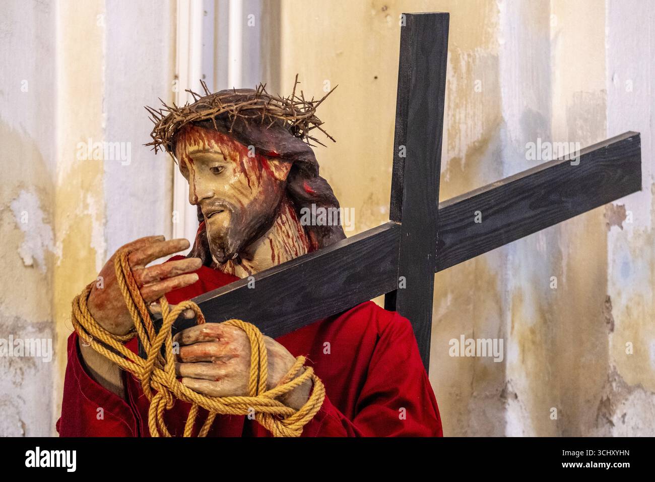 Sardegna, volto maltrattato e sanguinante di Gesù con corona di spine e croce di legno, mantello rosso, Bosa, Europa, Provincia di Oristano, Italia, devozione Foto Stock