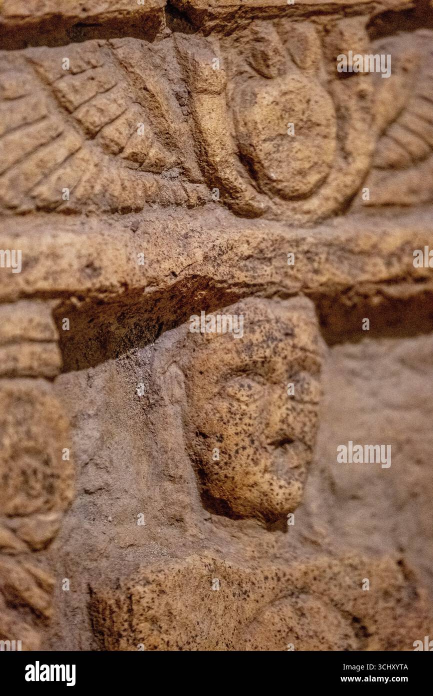 Sardegna, lastre di pietra storiche e opere d'arte esposte nel museo archeologico, Museo Archeologico Nazionale, Cagliari, Europa, metropolitana Foto Stock
