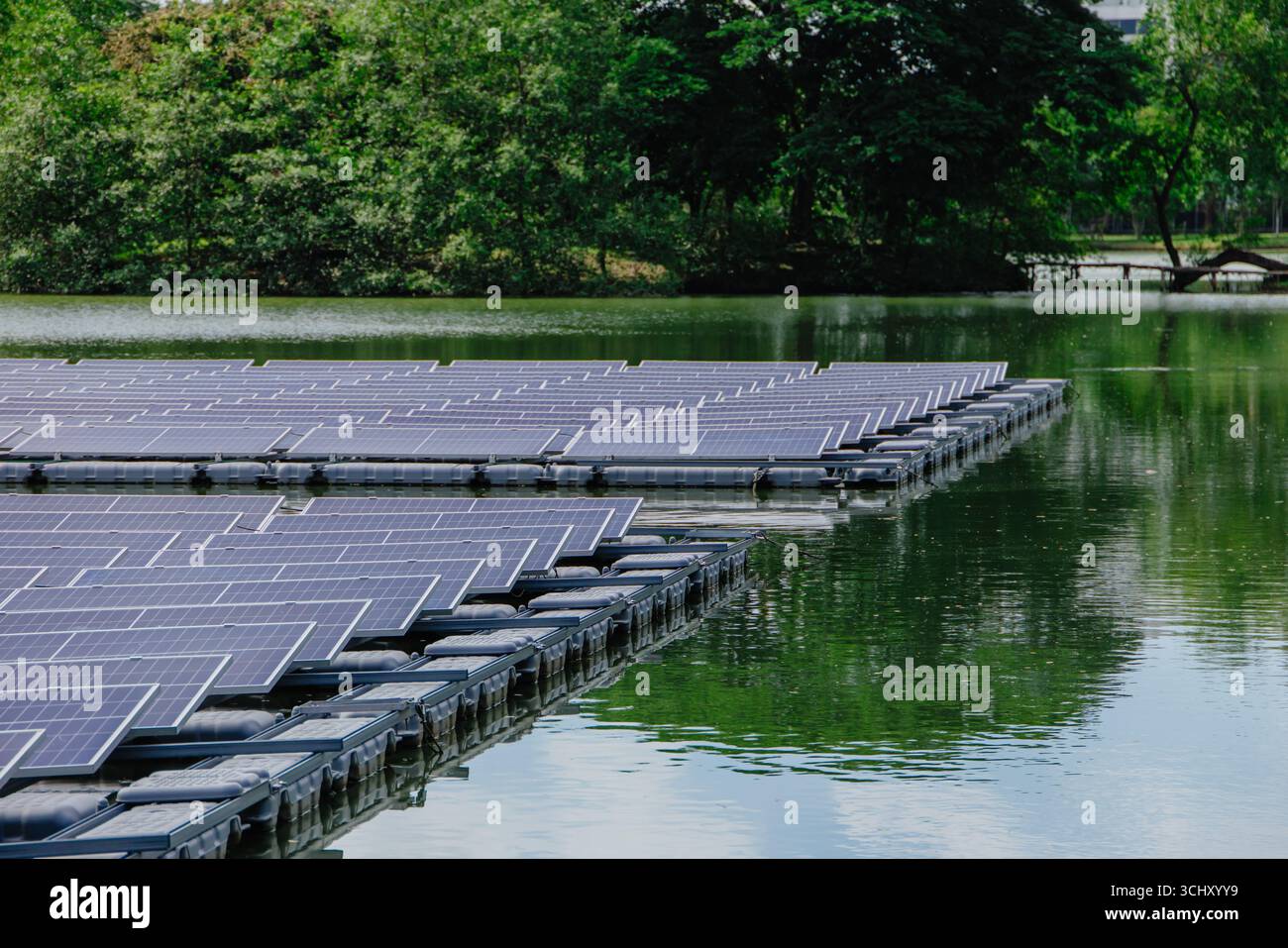 Pannello solare galleggiante. Pannello fotovoltaico solare impianto fotovoltaico in laghetto d'acqua industriale. Risparmio energetico con Clean Power. Foto Stock