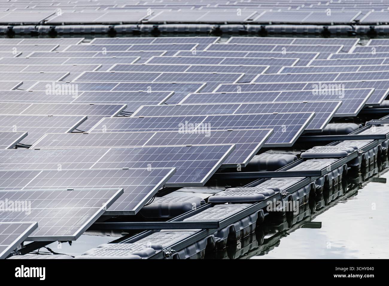 Pannello solare galleggiante. Pannello fotovoltaico solare impianto fotovoltaico in laghetto d'acqua industriale. Risparmio energetico con Clean Power. Foto Stock
