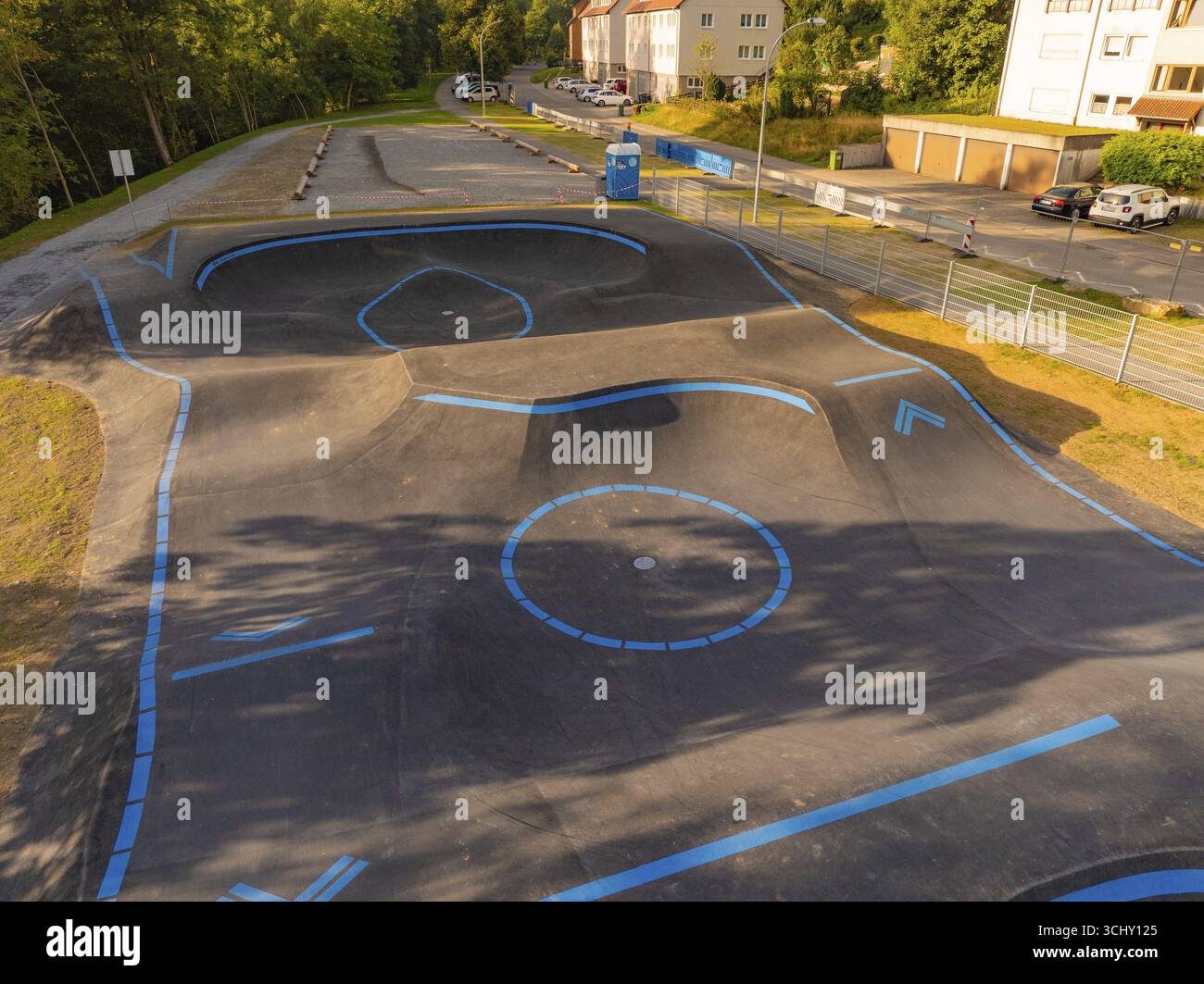 Una pista di pompaggio contrassegnata da linee blu in un ambiente verde urbano, pista di pompaggio, Nagold, Foresta Nera, Germania Foto Stock