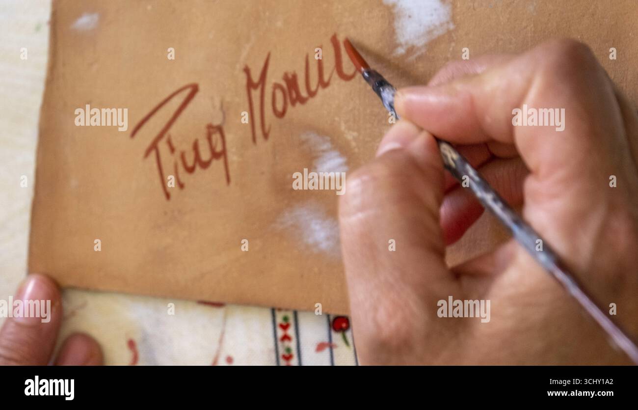 Sardegna, Pina Monne, donna e artista al lavoro, dedica di un'opera d'arte, Tinnura, Europa, Provincia di Oristano, Italia, lavoro, studio, espressione, prof Foto Stock