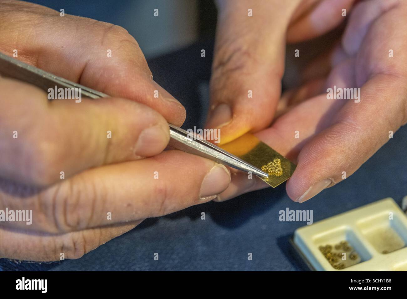 Sardegna, gioielleria artigianale filigranata, Bosa, provincia di Oristano, Italia, Europa, design, dettaglio, ricchezza di dettagli, eleganza, raffinatezza Foto Stock