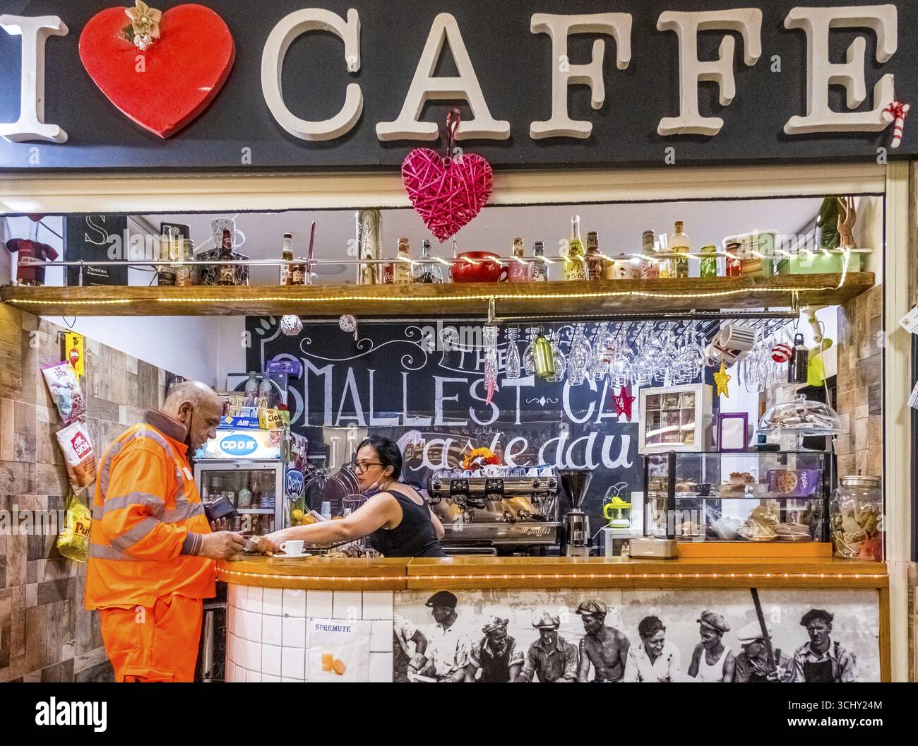 Sardegna, mercato alimentare, bar, i Love Caffe, Cagliari, Europa, città metropolitana di Cagliari, Italia, architettura, outdoor, barista, visitatore, caffè¿½ Foto Stock