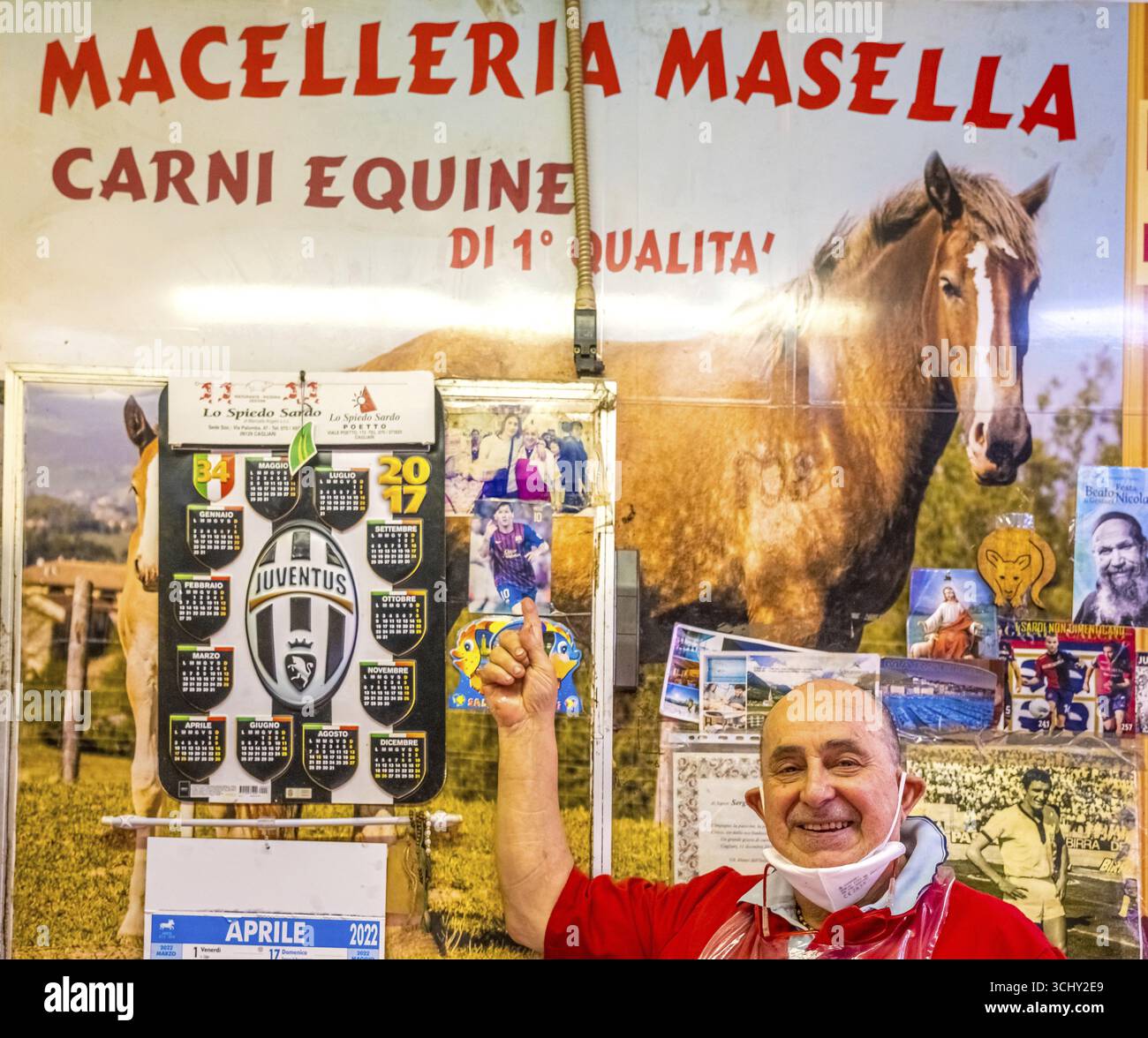 Sardegna, mercato, Macelleria Masella, macelleria Masella, carni equine di 1 Qualita, carne di cavallo di qualità 1A, proprietario con orgoglio mostra foto con personale Foto Stock