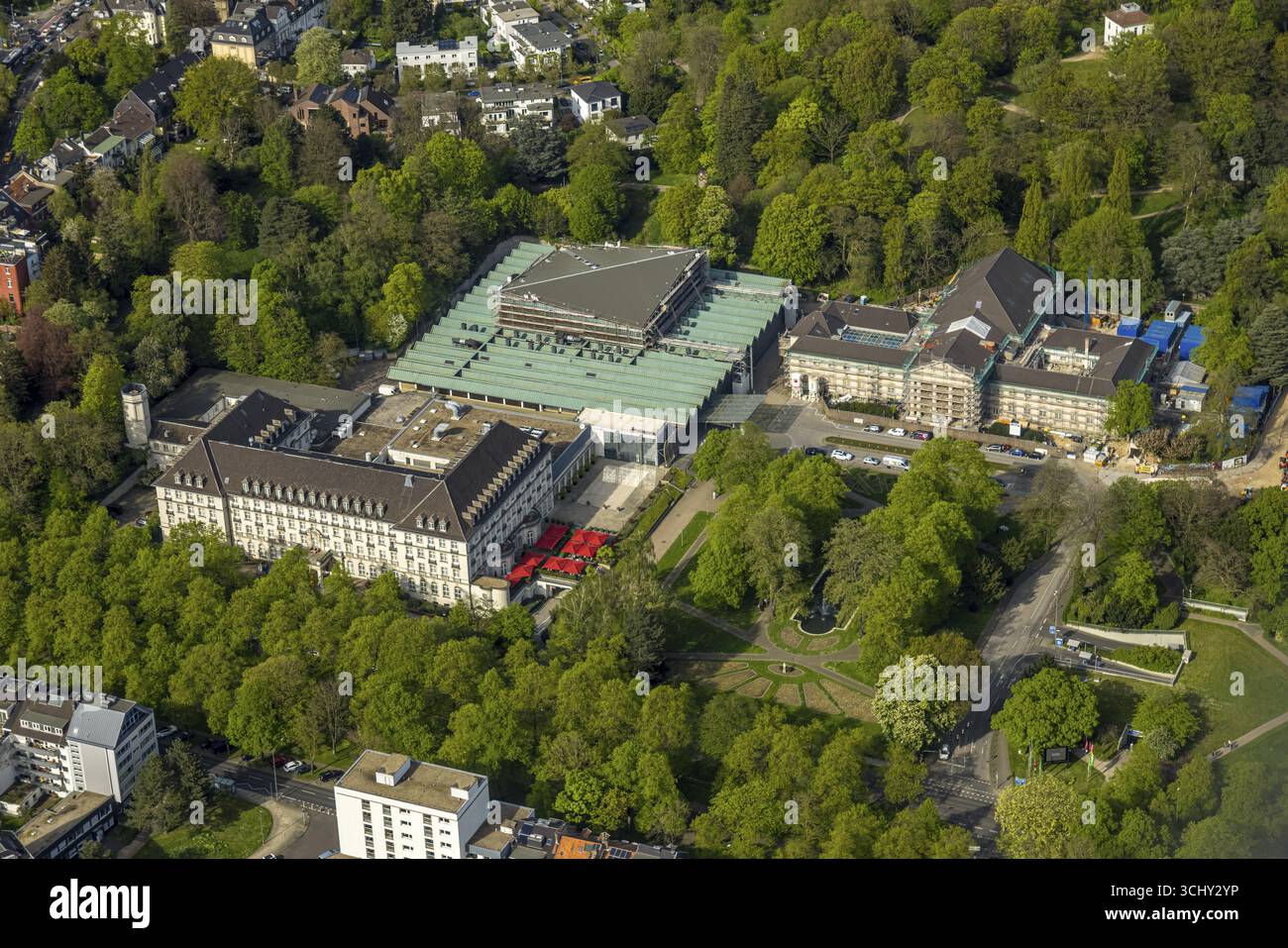 Vista aerea, giardino termale e Kurgarten, sede Eurogress Aachen, Parkhotel Quellenhof con servizio catering all'aperto e ombrelloni rossi, wi-fi in cantiere Foto Stock