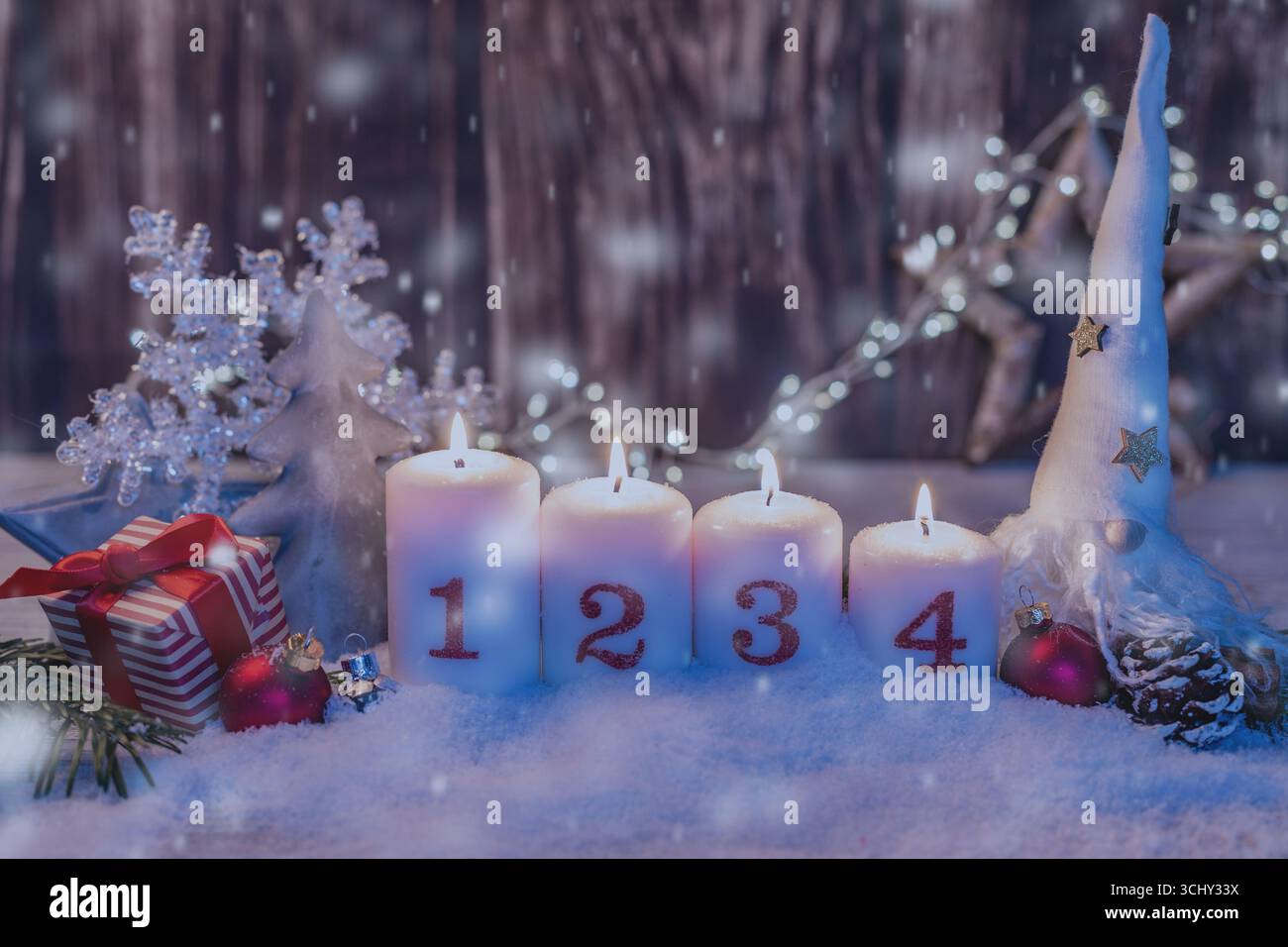Decorazione natalizia per l'Avvento con quattro candele accese Foto Stock