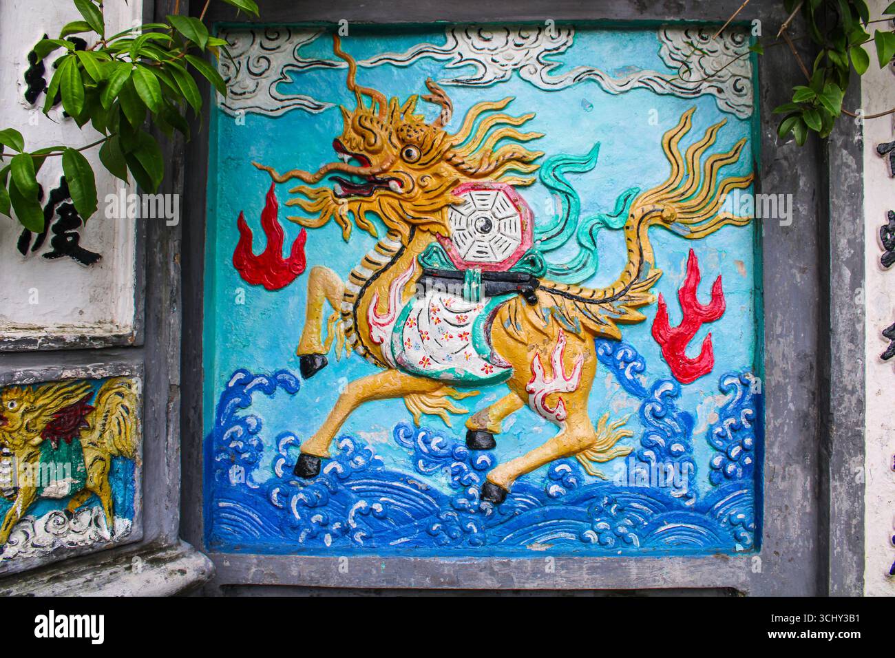 Vietnam, Hanoi. NGC Sn Temple (DN NGC Sn, ch Nôm) o Tempio della montagna di Giada, situato su un isolotto nel lago Hoàn Kim, nel centro della città. Bassorilievo raffigurante un Qilin, un animale mitologico cinese. Foto Stock