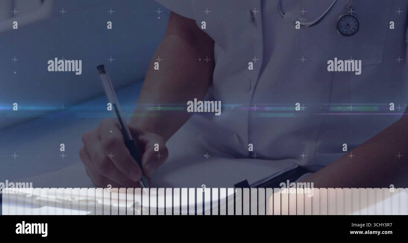 Scrivere le note di un medico di sesso femminile sugli appunti utilizzando una penna nera nella stanza clinica, con stetoscopio Foto Stock