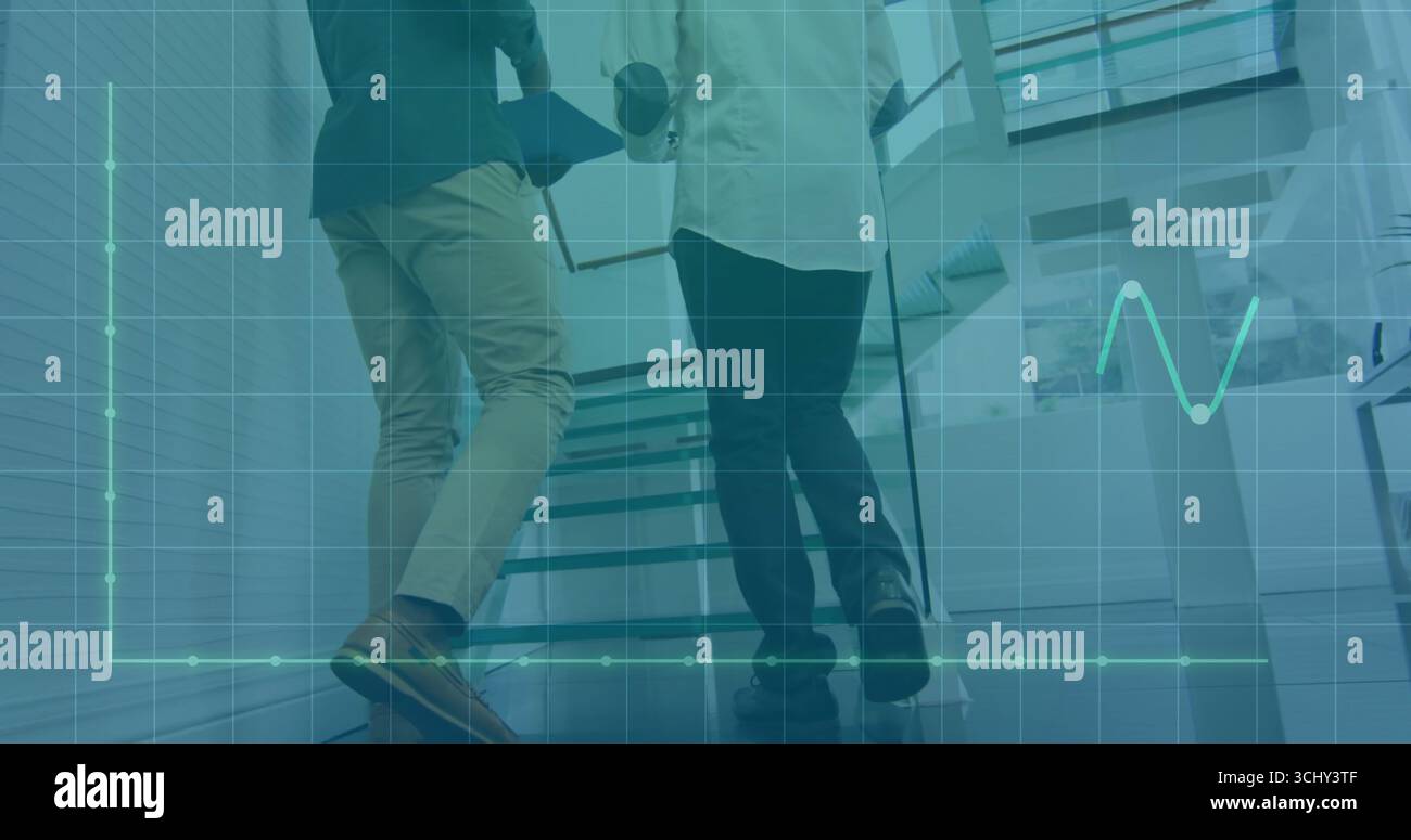 Salire le scale degli uffici, i colleghi dei blazer che tengono il portafoglio e il caffè con sovrapposizione di dati grafici Foto Stock