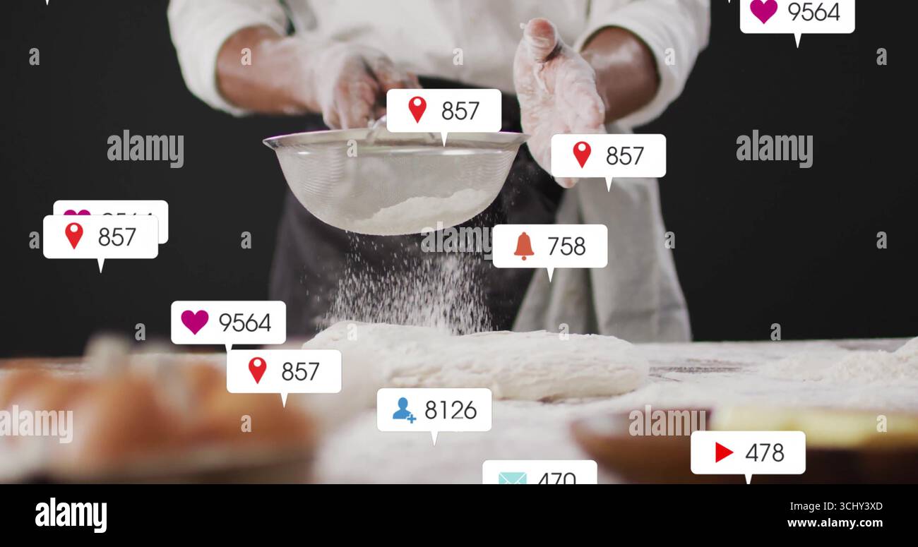 Panettiere che indossa cappotto e grembiule che agita la farina tramite setaccio fine in cucina, con icone di notifica Foto Stock