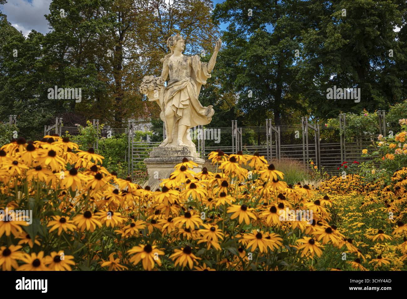 Statua della dea Flora circondata da un coneflower giallo (Echinacea), Doblhoffpark, Baden, bassa Austria, Austria Foto Stock