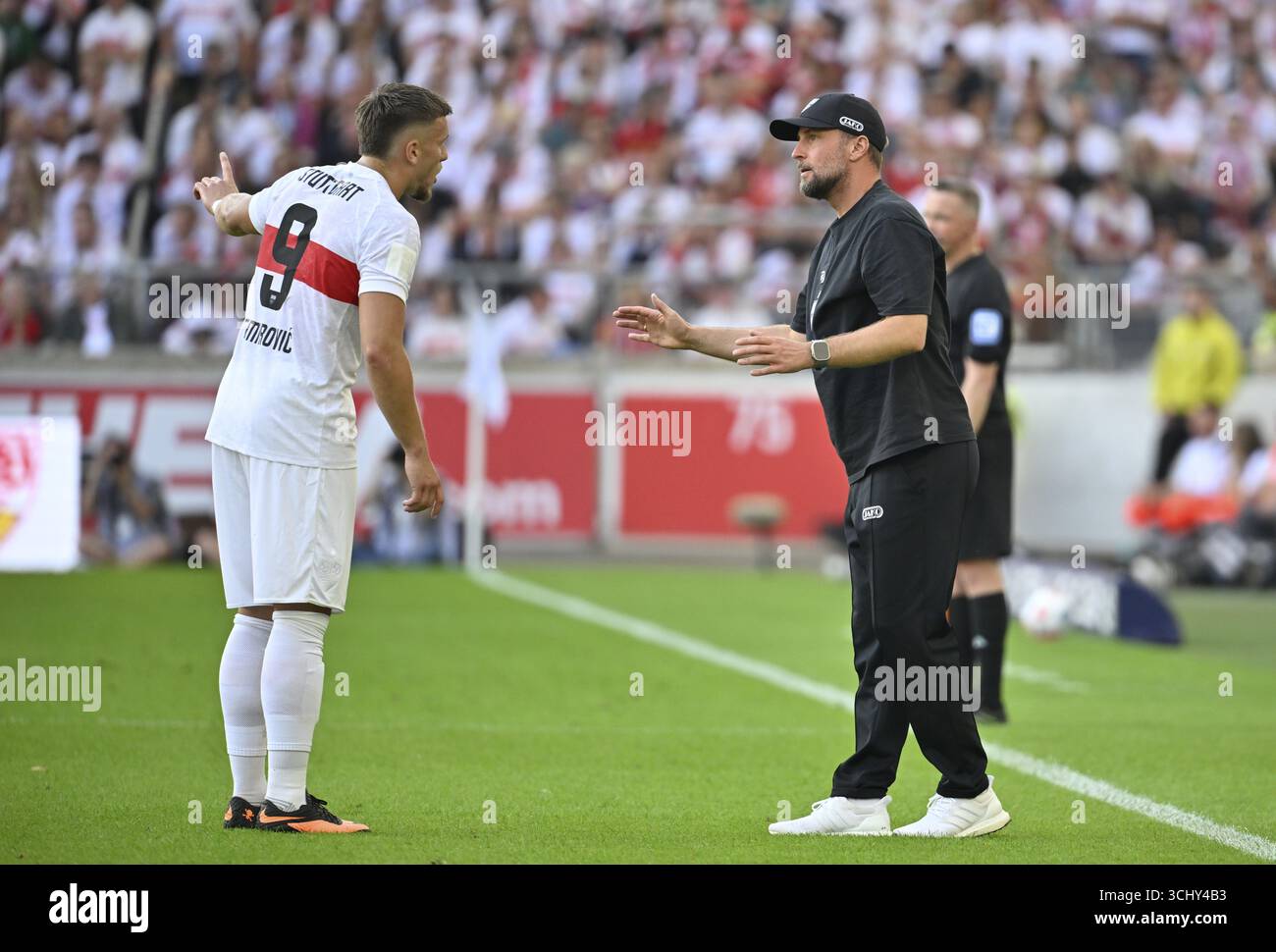 Coach Sebastian Hoeness VfB Stuttgart a margine gesti in conversazione con Ermedin Demirovic VfB Stuttgart (09) Bundesli Foto Stock