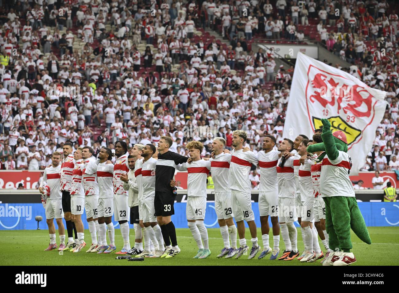 Tifo finale, i giocatori della VfB Stuttgart festeggiano nella curva dei tifosi con i loro tifosi, bandiera, banner, stemma, logo, mascotte Fritzle VfB Stuttgart Bundesliga, MHP Foto Stock