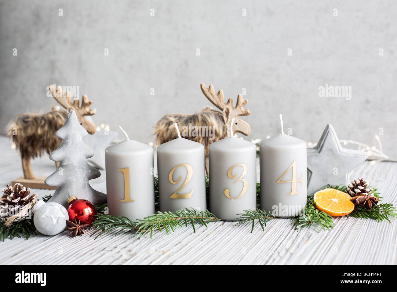 Decorazione natalizia per l'Avvento con quattro candele Foto Stock