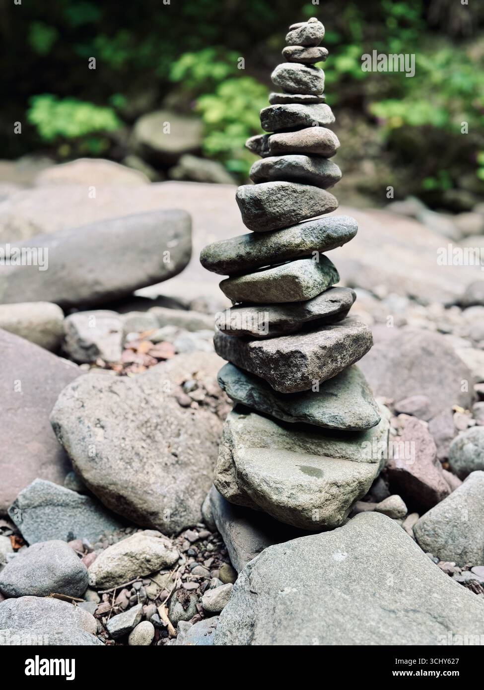 Outdoor creek presso le famose cascate Kaaterskill vicino al lago North South a Haines Falls, New York, in the Catskills. Cairn di pietra grigia sovrapposta. natura tranquilla Foto Stock
