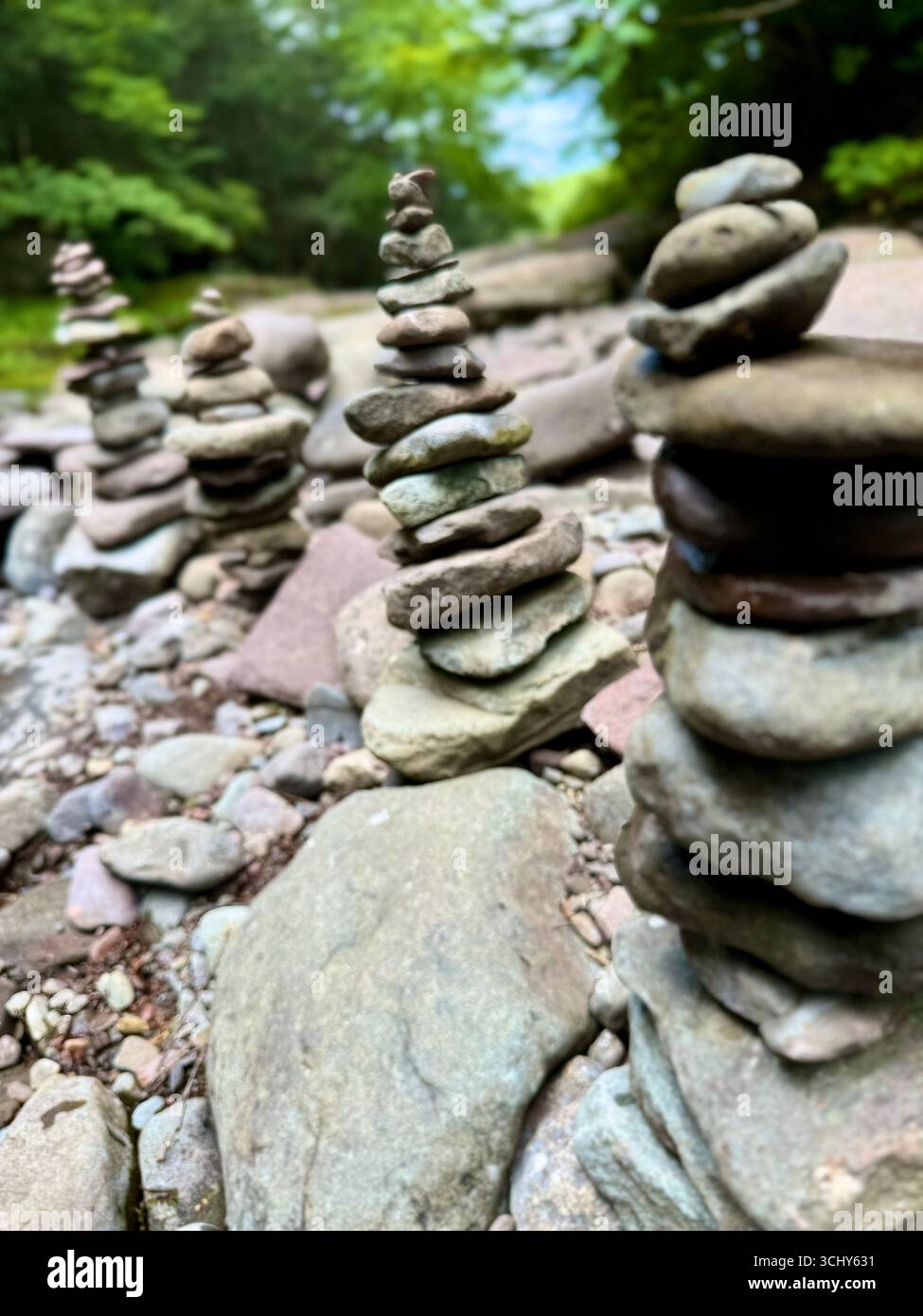 Outdoor creek presso le famose cascate Kaaterskill vicino al lago North South a Haines Falls, New York, in the Catskills. Cairn di pietra grigia sovrapposta. natura tranquilla Foto Stock
