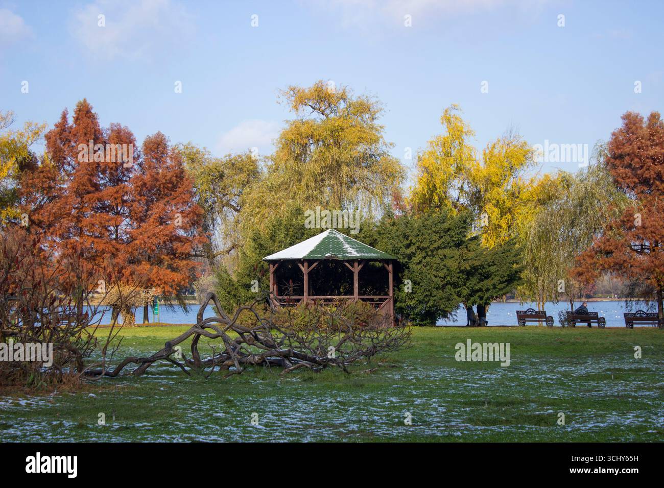 Gazebo nel parco Herastrau circondato dai colori autunnali e dalla prima neve Foto Stock