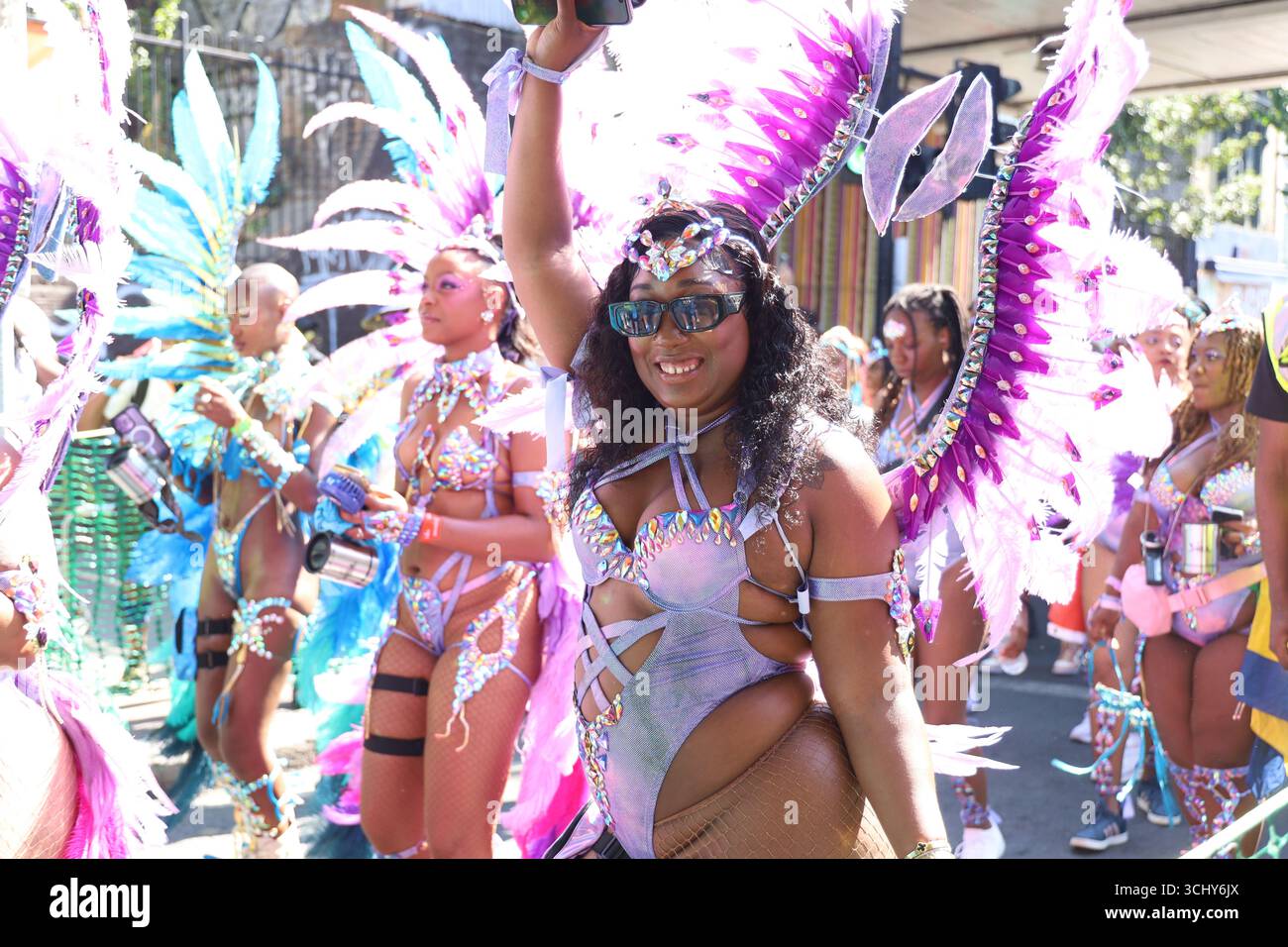 Donne colorate ballerine rubano lo spettacolo al Notting Hill Carnival di Londra, Regno Unito. Foto Stock