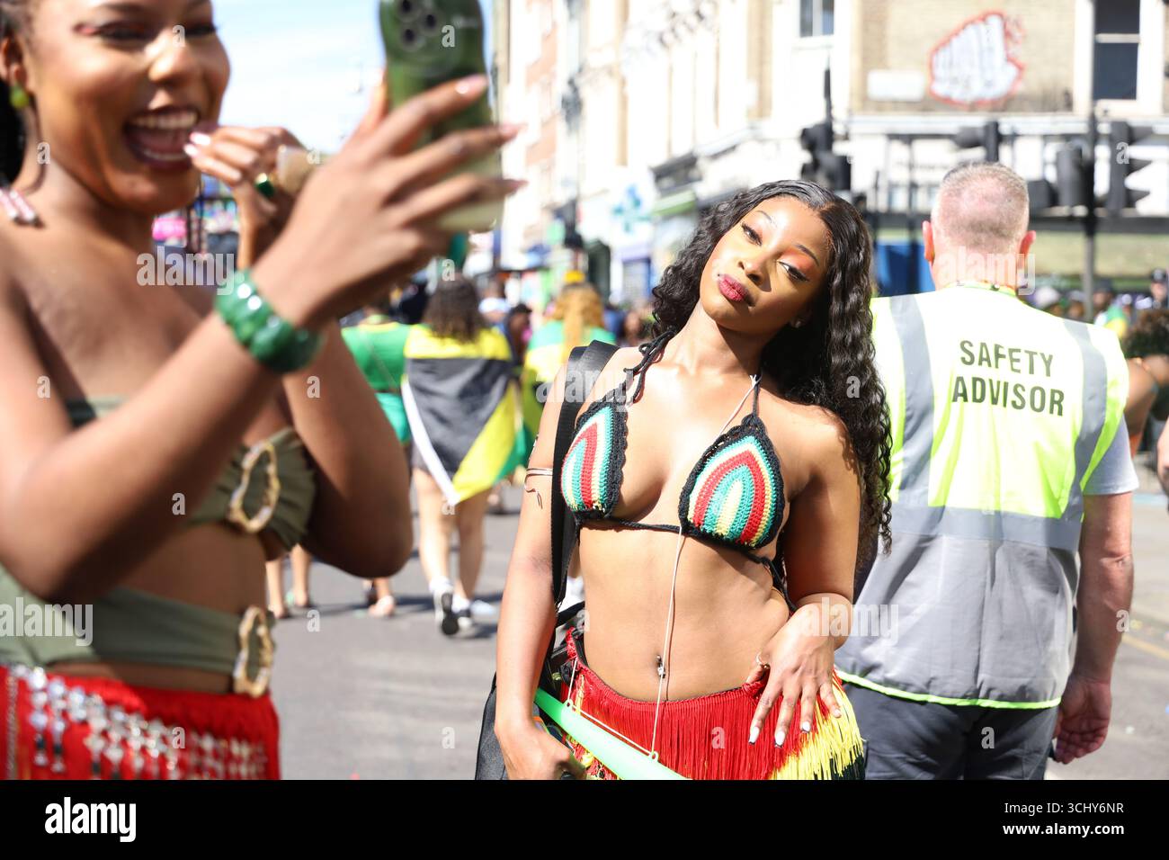 Ragazze e ballerine posano al Carnevale di Notting Hill, Londra, Regno Unito. Foto Stock
