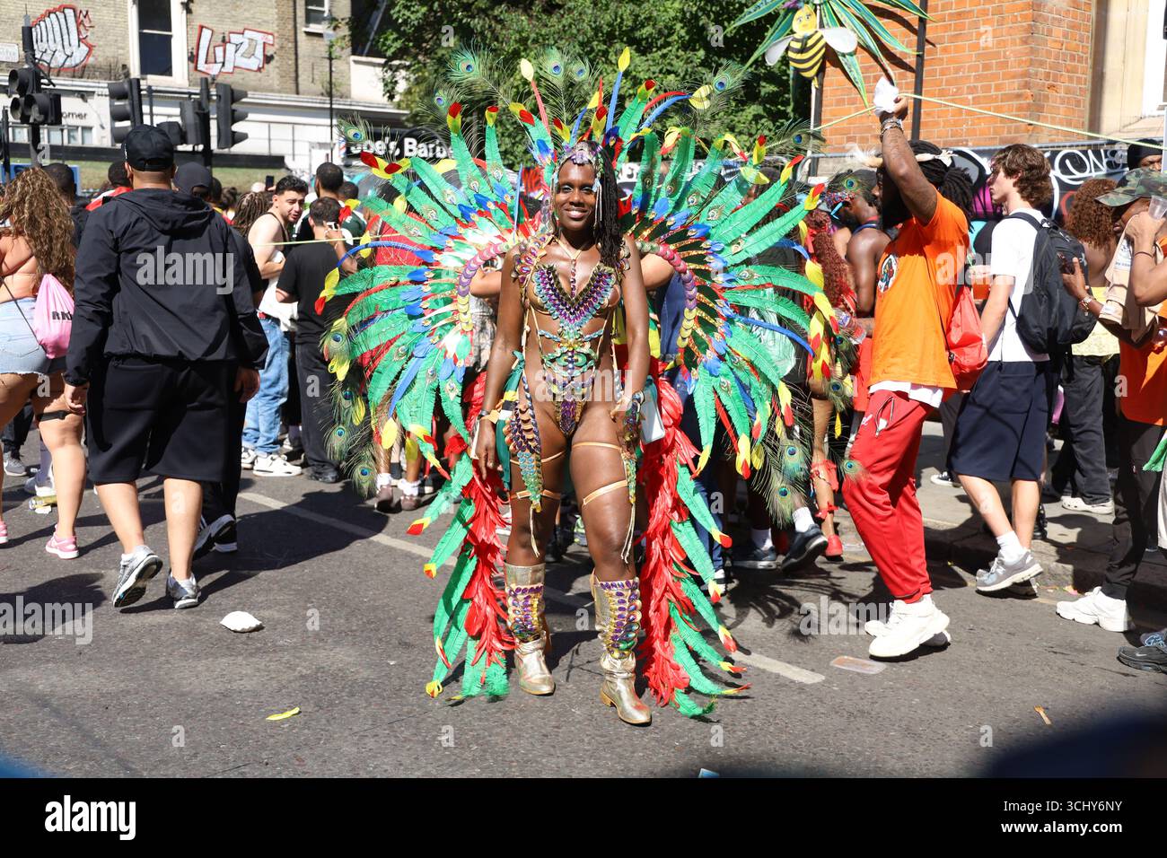Ballerini in costumi di piume al Carnevale di Notting Hill a Londra. Foto Stock