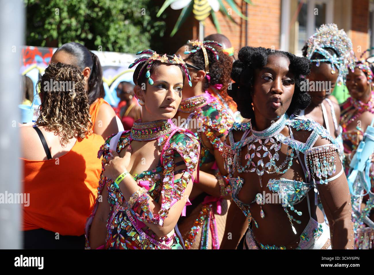 Ragazze e ballerine posano al Carnevale di Notting Hill, Londra, Regno Unito. Foto Stock