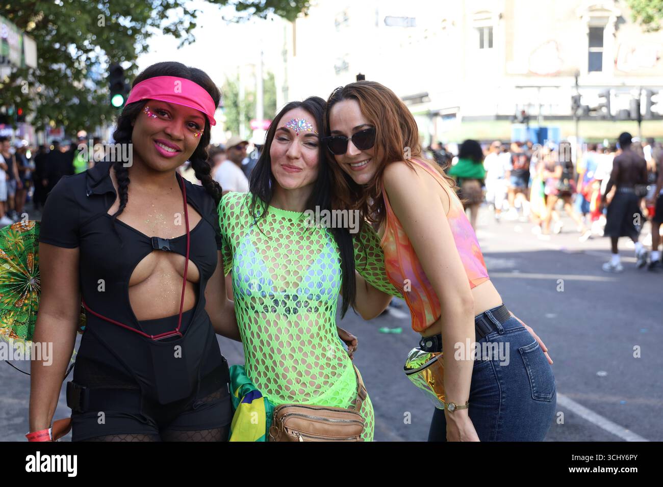 La ragazza in verde ruba l'attenzione con il suo abbigliamento colorato al Carnevale di Notting Hill a Londra, Regno Unito. Foto Stock