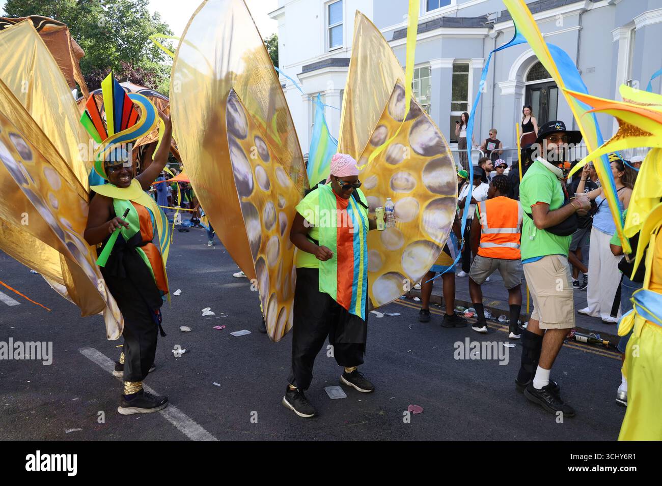 Artisti in costumi colorati al Carnevale di Notting Hill a Londra, Regno Unito. Foto Stock