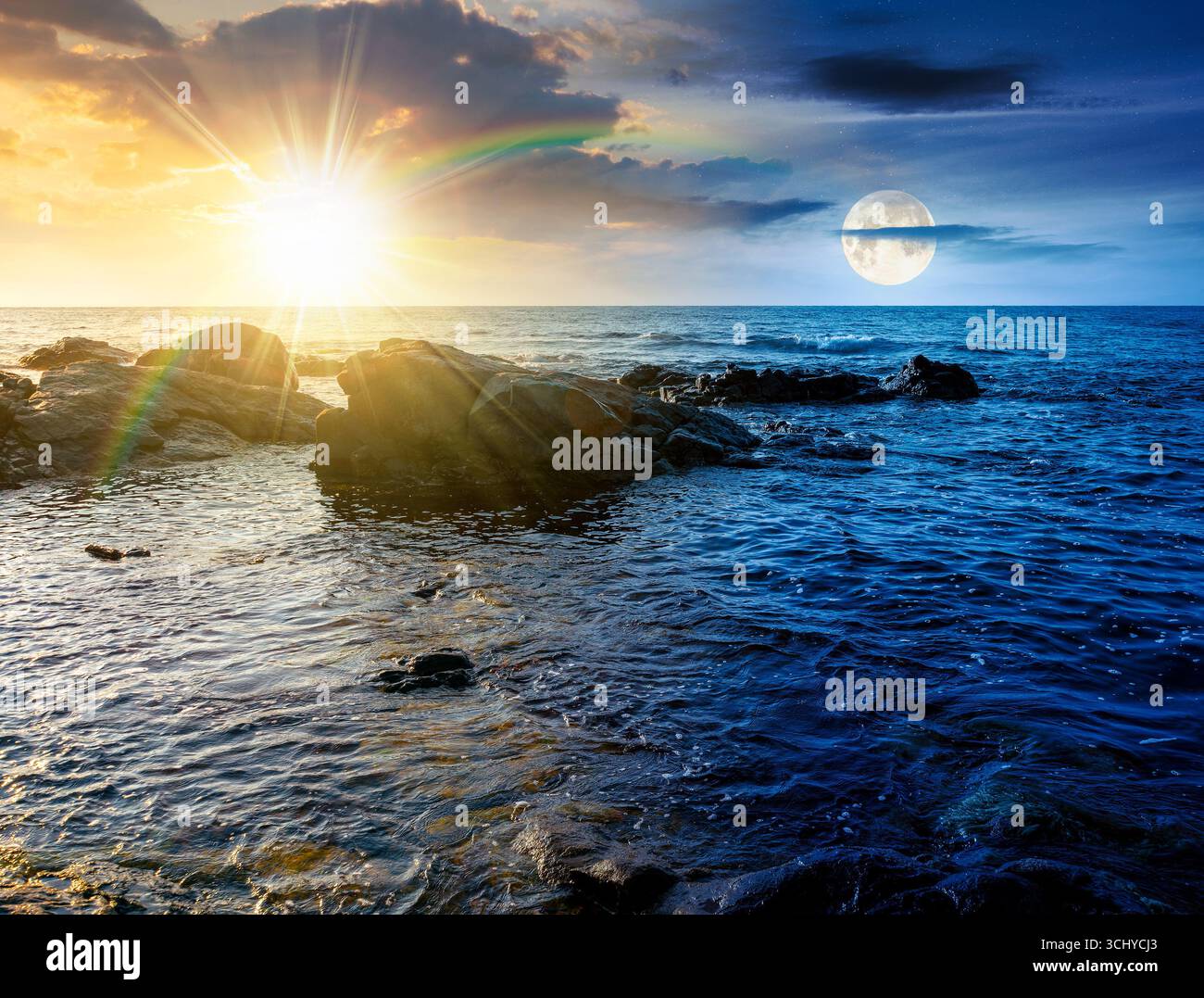 costa marina con rocce e massi. concetto di cambiamento di orario diurno e notturno. calmo sfondo delle vacanze estive in riva al mare. una scena meravigliosa per rilassarsi e Foto Stock