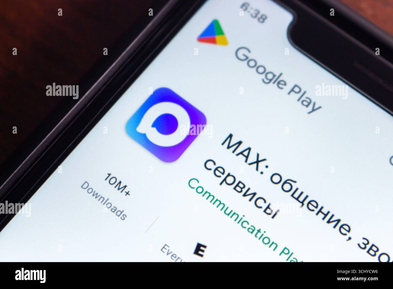 Città del Messico, MESSICO - 3 settembre 2025 : schermo dello smartphone che mostra un'app Max, un Messenger russo e un'app di e-commerce rilasciata da VK, con un elenco su Google Play. Foto Stock