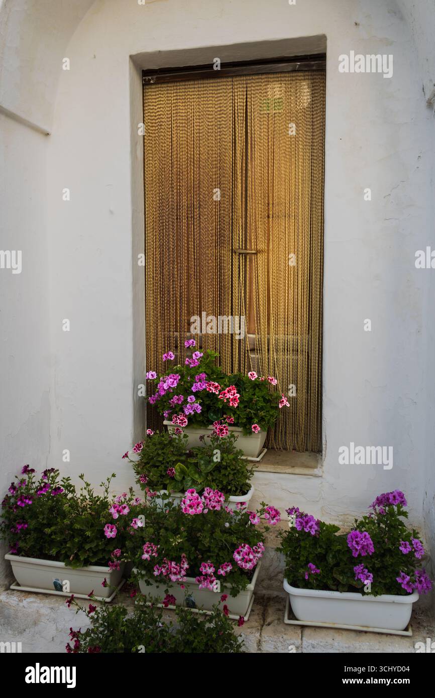 Porta ornata da fiori con cortina in perline in stile mediterraneo Foto Stock