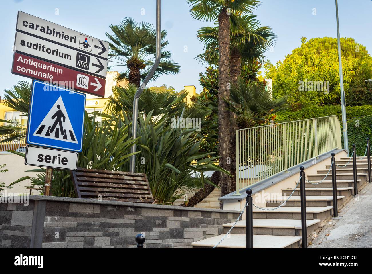 Cartello per la direzione dei Carabineri, Auditorium Foto Stock