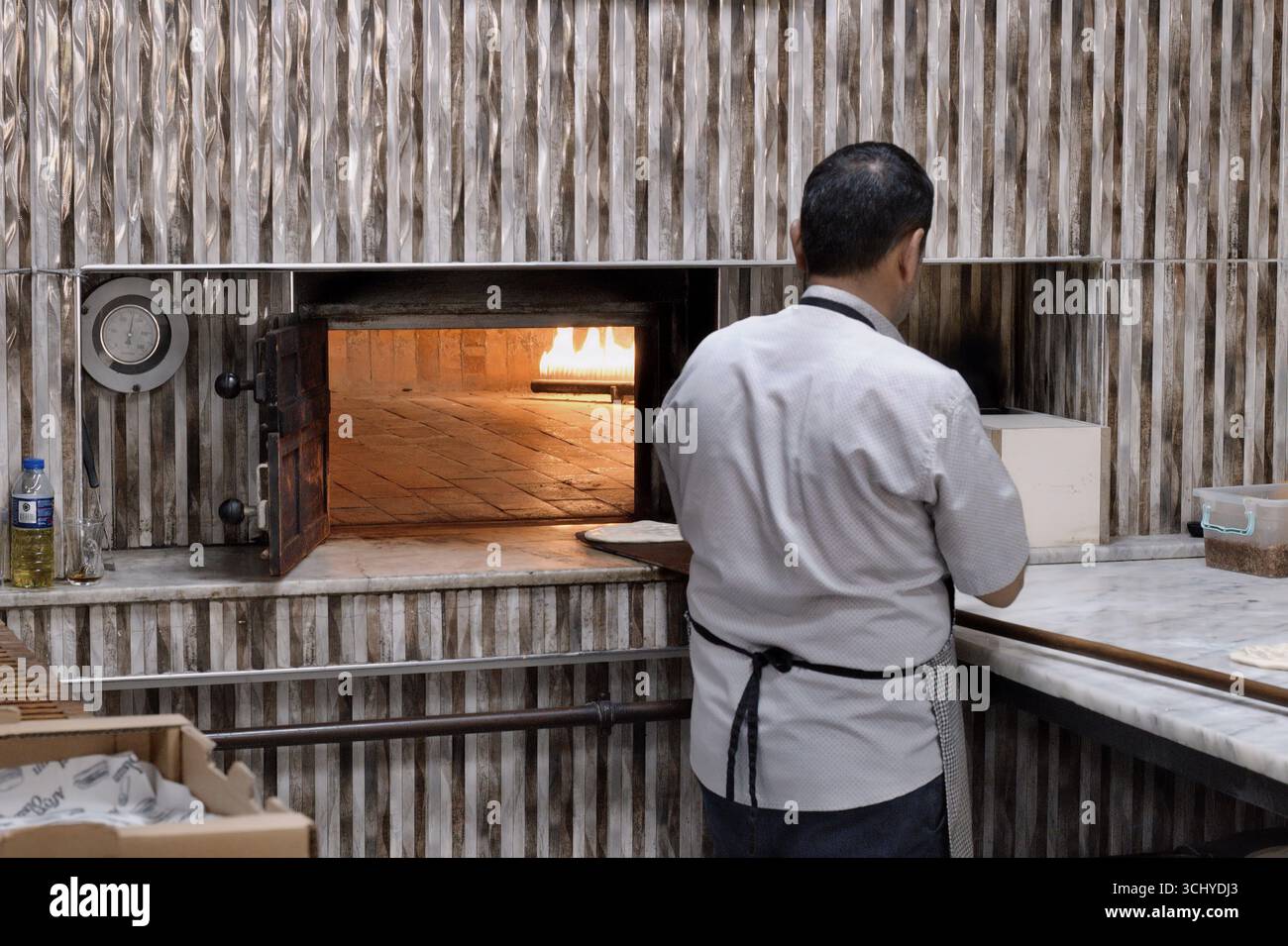 Il famoso e delizioso kebab lahmacun di Türkiye. Sapientemente cucinato in speciali forni a pietra, lahmacun. con il maestro chef Foto Stock